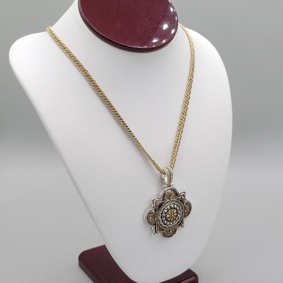 Womens Gold Tone Chain Fashion Necklace Flower Amulet Pendant 24 in - Picture 2 of 10